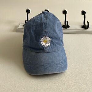 Blue baseball cap with daisy
